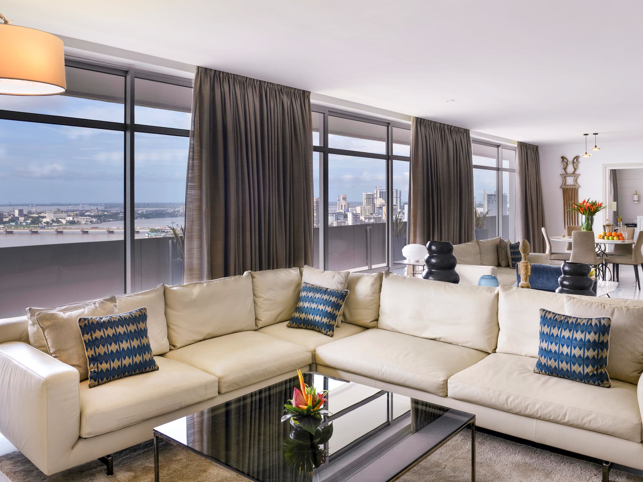 Suite im Sofitel Abidjan Hotel Ivoire mit Blick auf Lagune, Brücke und Stadt