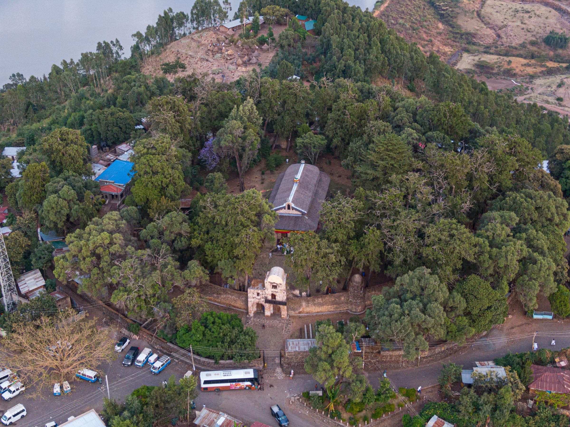 Debre Birhan Selassie Kirche in Gondar aus der Luft – prachtvolle äthiopisch-orthodoxe Kirche mit Engelsfresken-Decke, UNESCO-Welterbe