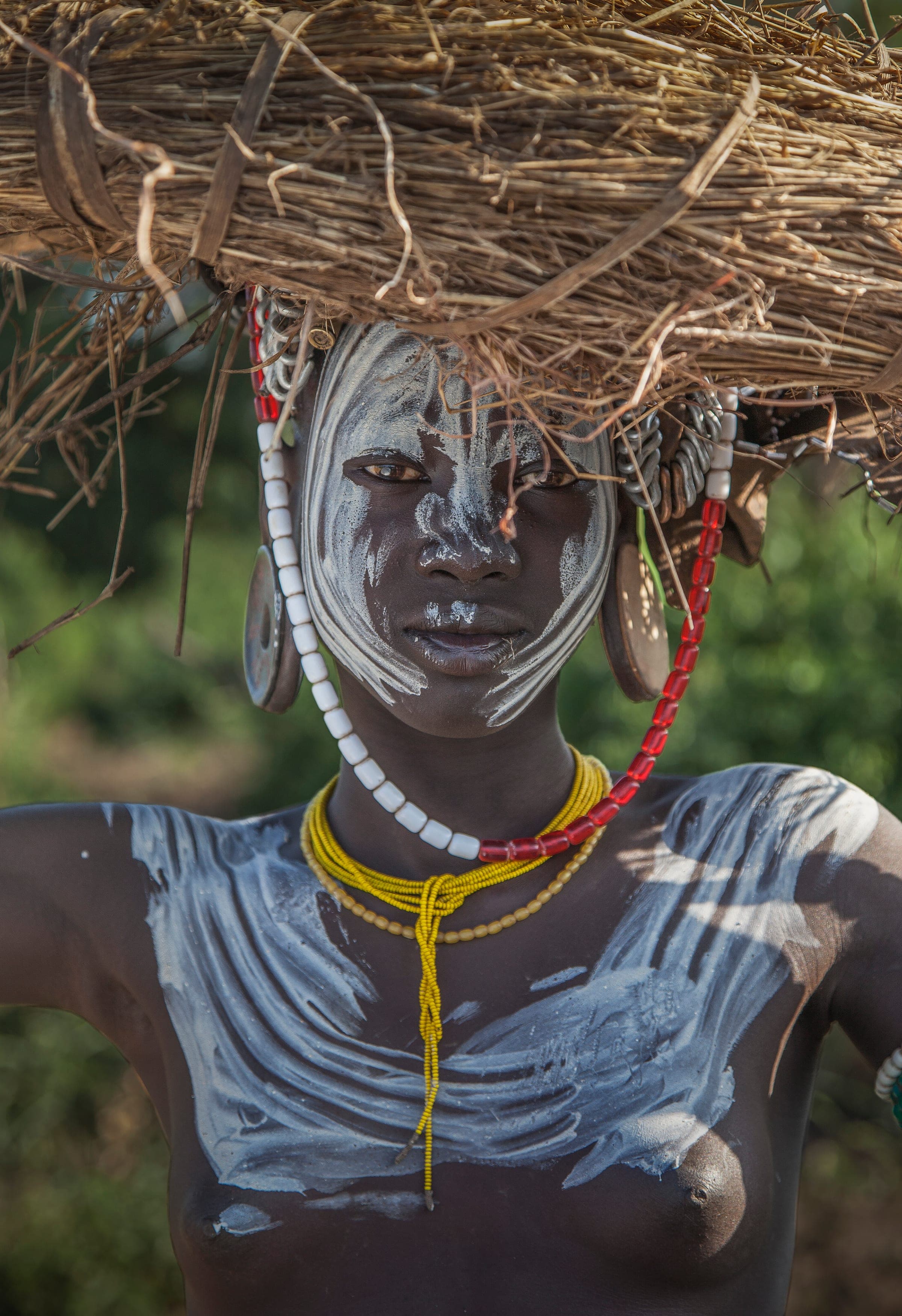 Frau vom Mursi-Stamm im Omo-Tal, Südäthiopien – traditioneller Körperschmuck und Kopfschmuck der indigenen Mursi-Kultur