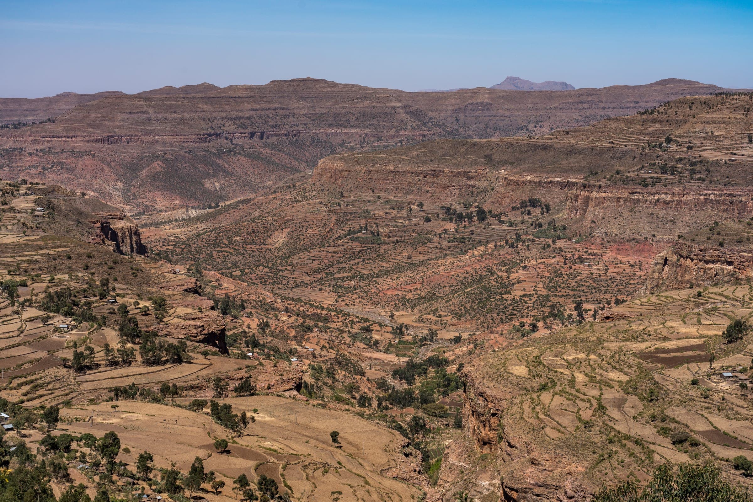 Terrassenlandschaft in Tigray, Nordäthiopien – die Region von Aksum mit Hochebenen und alten Kulturstätten