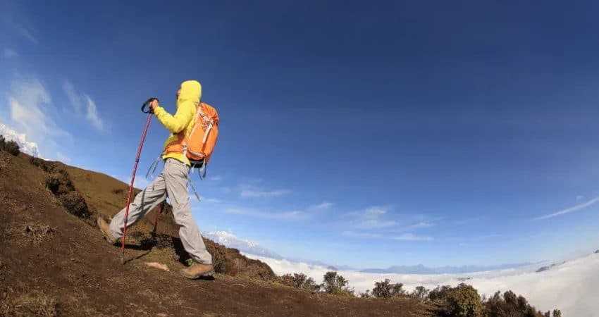 Wanderer steigt oberhalb der Wolkendecke am Kilimandscharo auf
