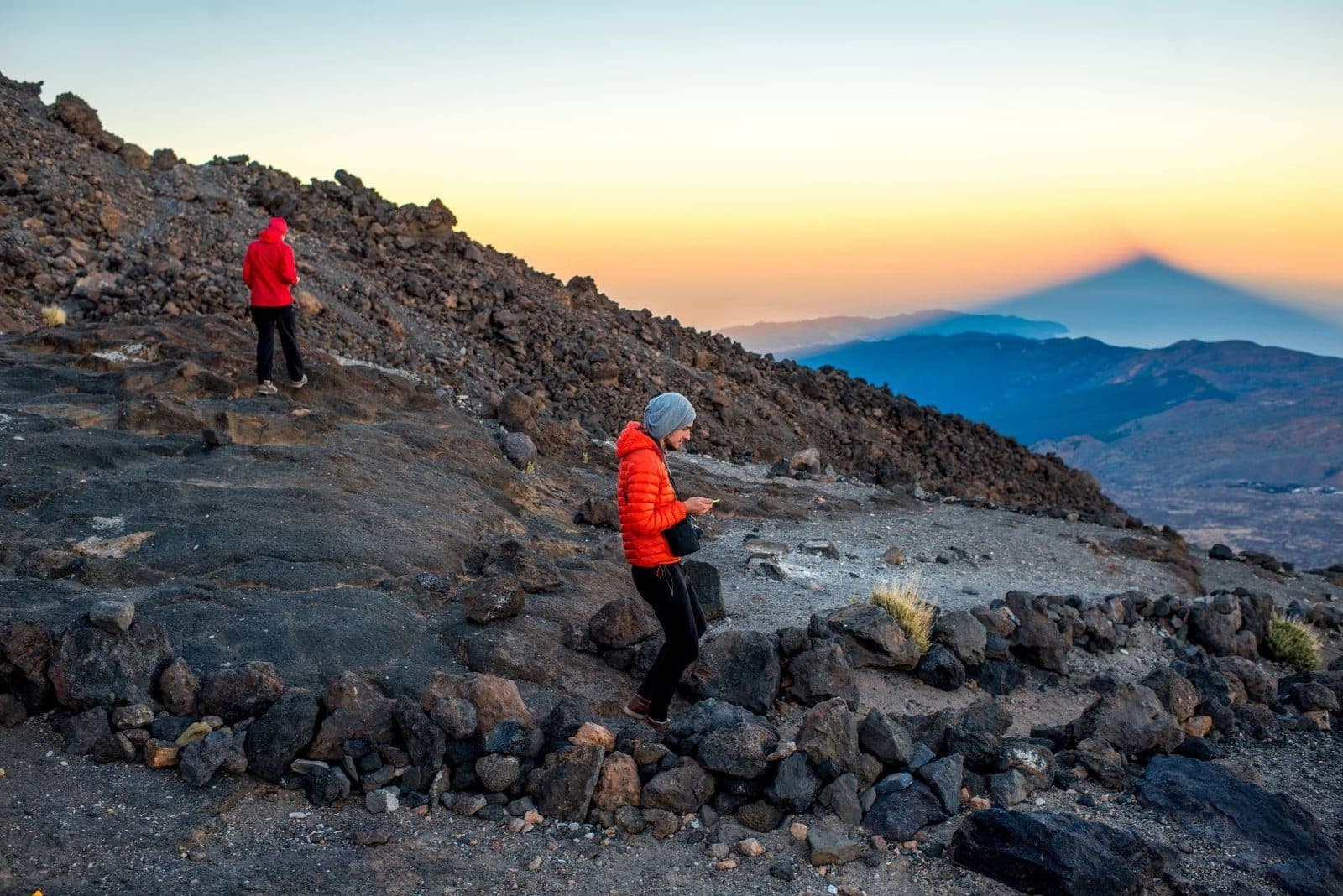 Trekkinggruppe unterwegs im Morgenlicht am Kilimandscharo
