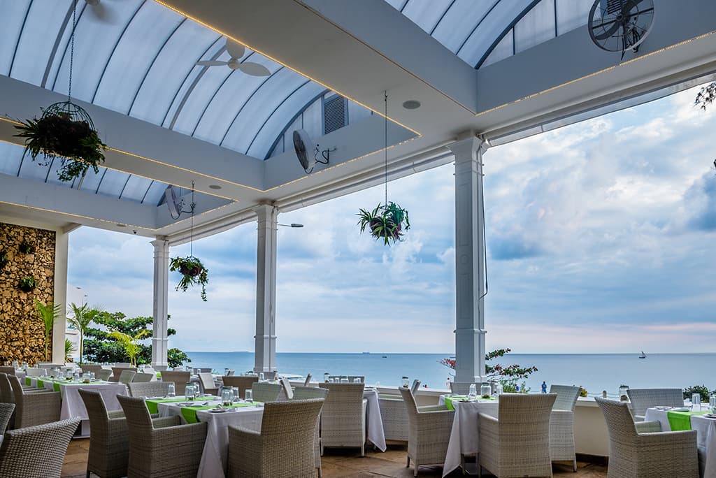 Überdachte Terrasse von 6 Degrees South mit Blick auf den Indischen Ozean, Stone Town