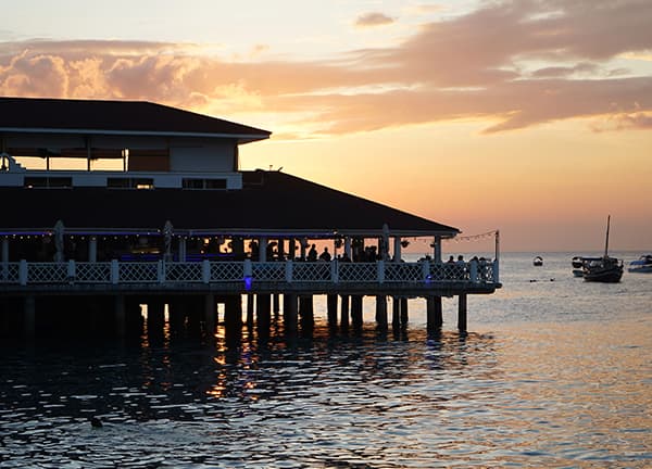 Cape Town Fish Market Zanzibar auf einem Steg über dem Meer bei Sonnenuntergang