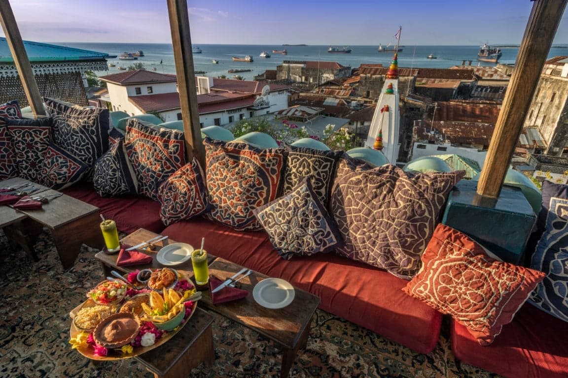 Rooftop-Restaurant Emerson on Hurumzi mit Blick über Stone Town und den Indischen Ozean