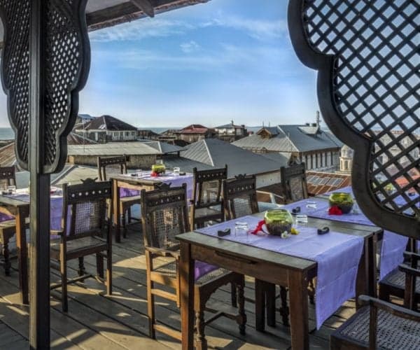 Emerson Spice Rooftop Tea House Dachterrasse mit Blick über die Dächer von Stone Town