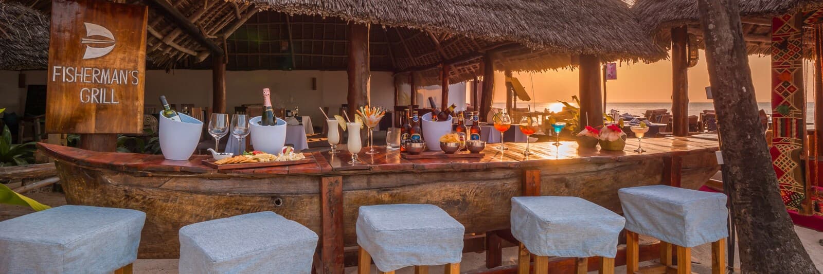 Bootsförmige Bar von Fisherman's Seafood & Grill am Strand von Nungwi bei Sonnenuntergang