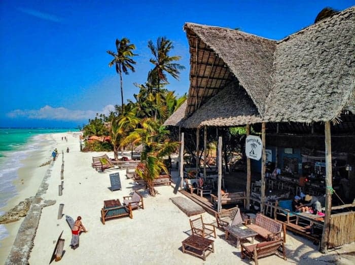 Gerry's Bar am Strand von Nungwi, Luftaufnahme mit Sitzbereich und Beschilderung