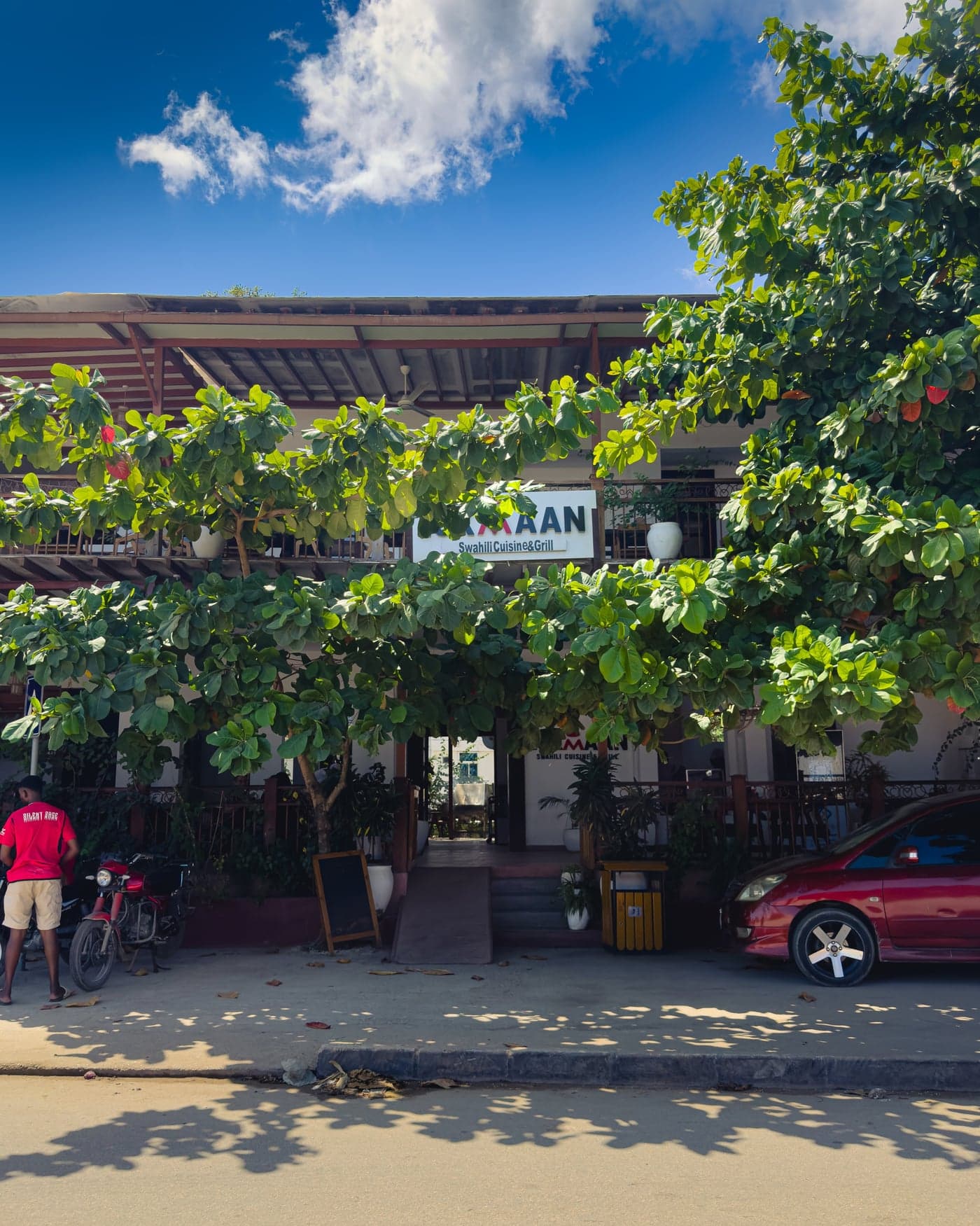 Eingang von Lukmaan Swahili Cuisine & Grill in Stone Town, Sansibar