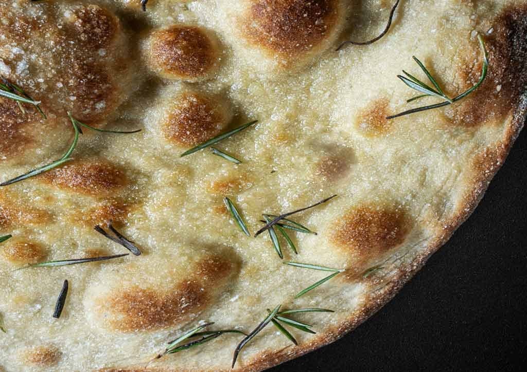 Römisch inspirierte Pizza mit knusprigem „scrocchiarella“-Boden von Makofi Zanzibar