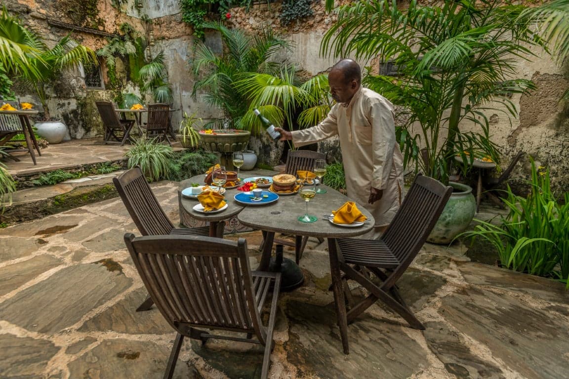 Secret Garden Restaurant im begrünten historischen Innenhof von Emerson Spice