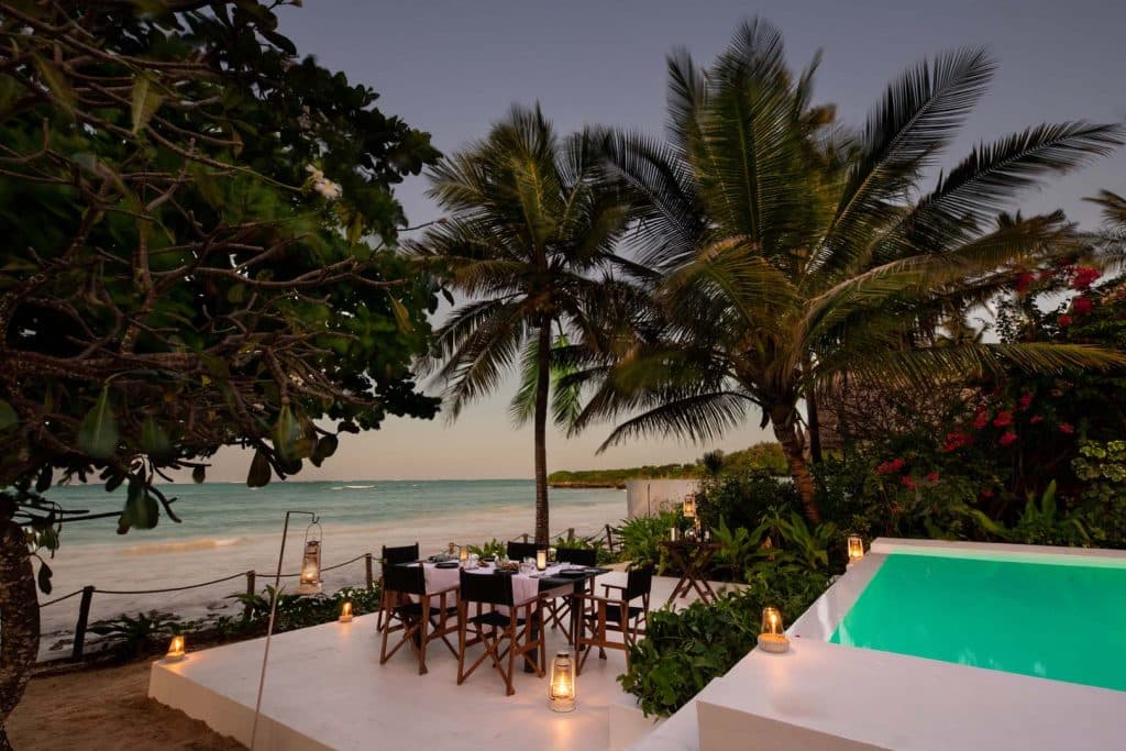 Candlelight-Dinner am Strand von Upendo Zanzibar mit Pool und Blick auf den Indischen Ozean