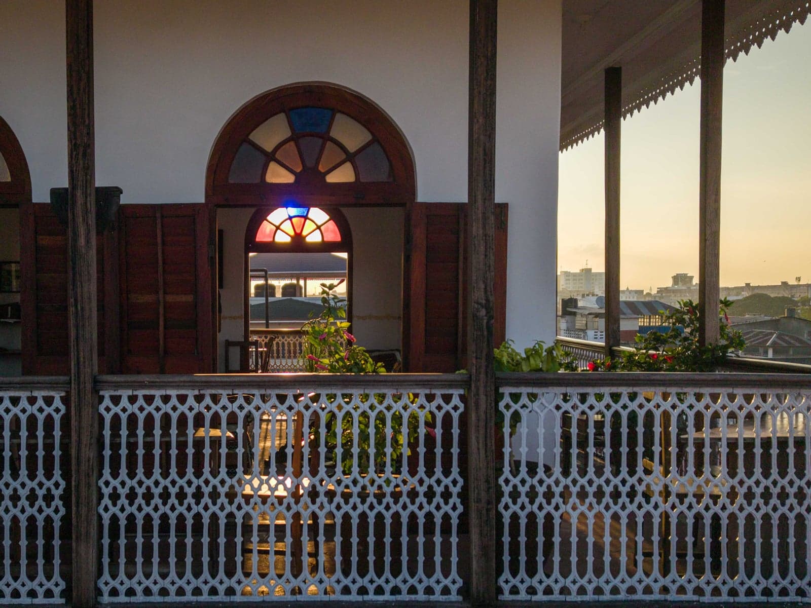 Historische Dachterrasse in Stone Town, Sansibar, bei Sonnenaufgang