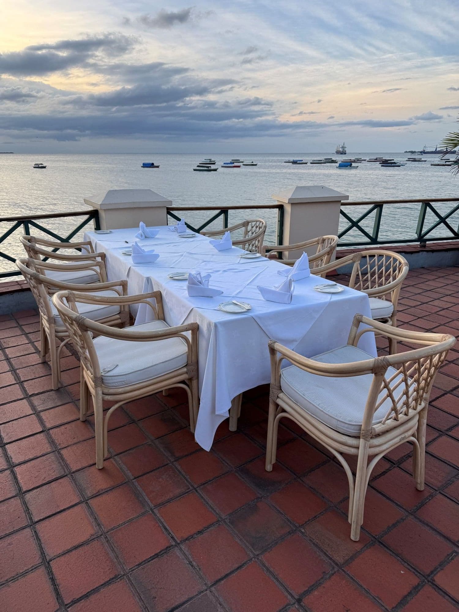 Terrace Restaurant des Zanzibar Serena Inn, gedeckter Tisch mit Blick auf den Indischen Ozean
