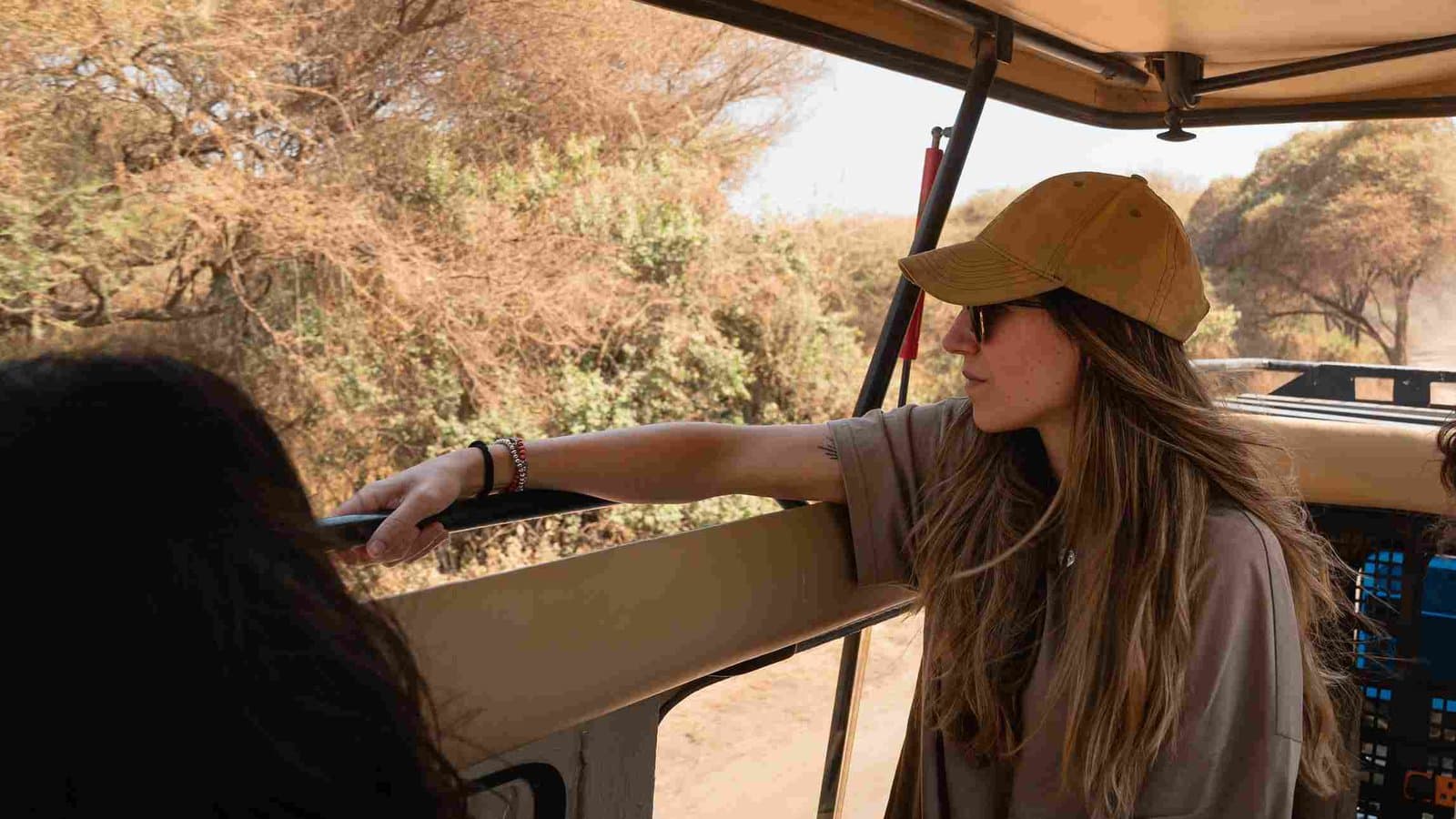 Zwei Frauen auf einem geführten Safarifahrzeug in der tansanischen Savanne