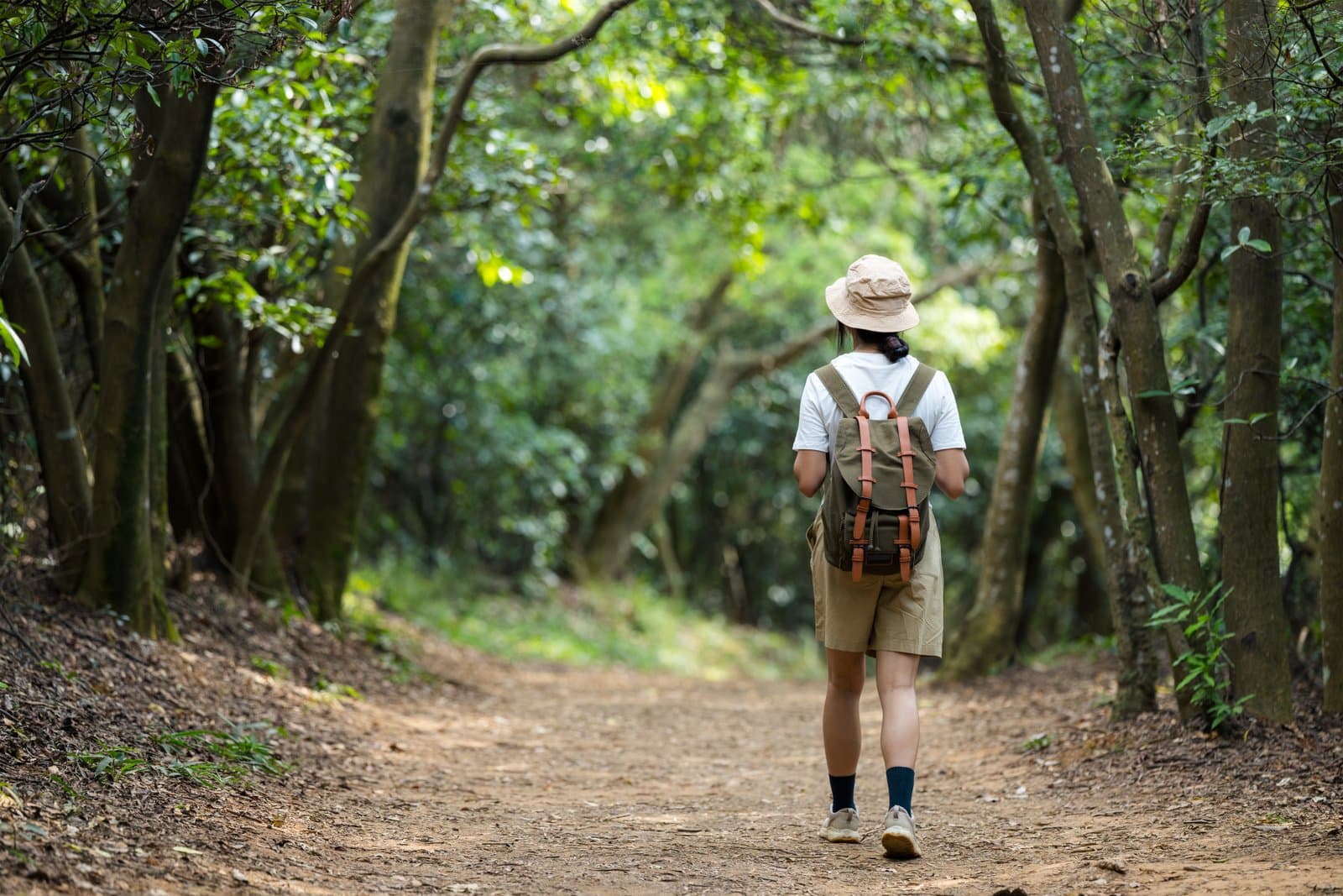 Gut vorbereitete Reisende mit Rucksack auf einem Wanderweg