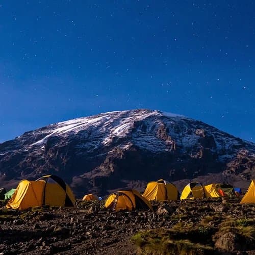 Kilimandscharo Gipfel mit Schneekappe bei Sonnenaufgang
