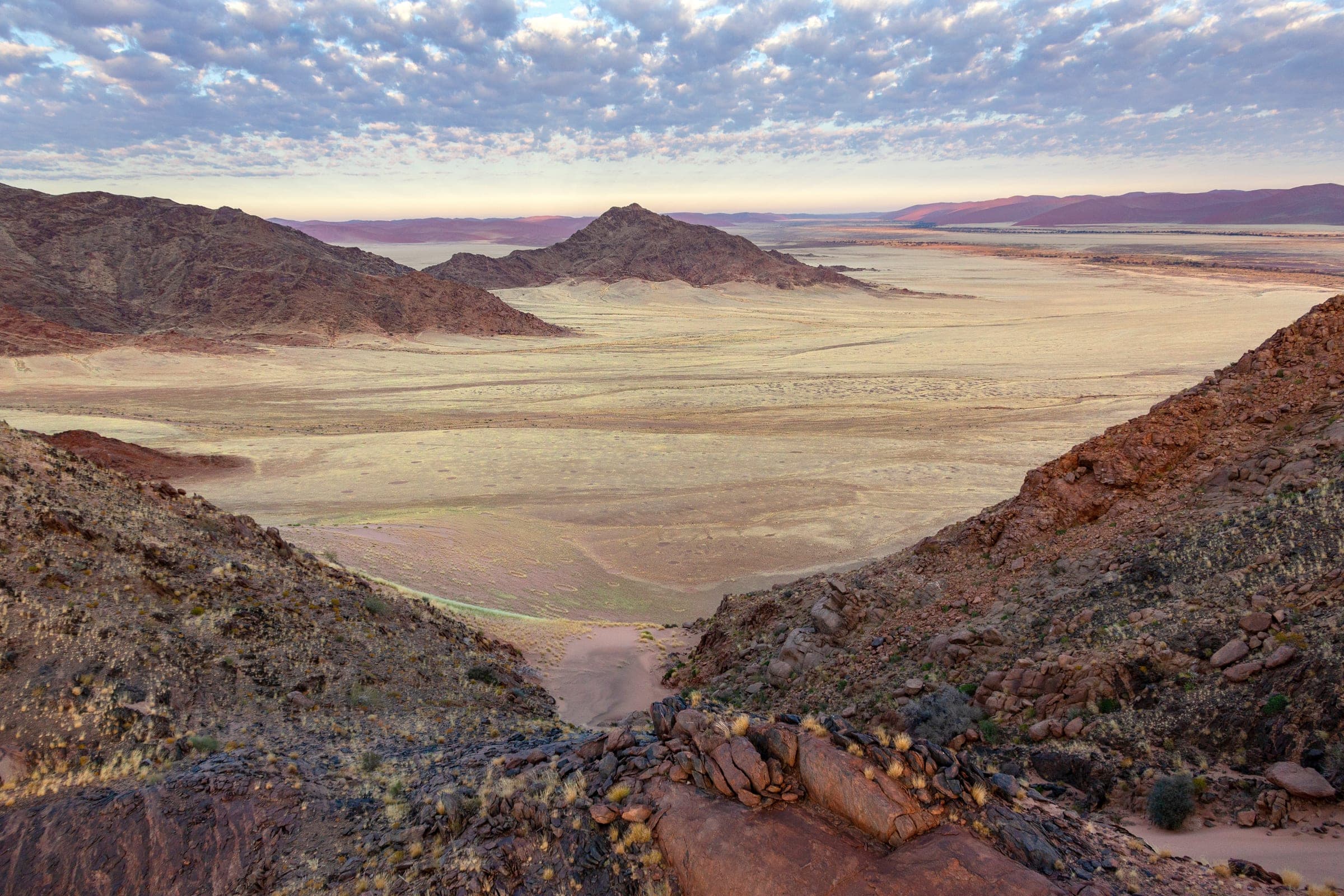 Glutrote Dünen des Sossusvlei im Namib-Naukluft Nationalpark Namibia bei Sonnenaufgang