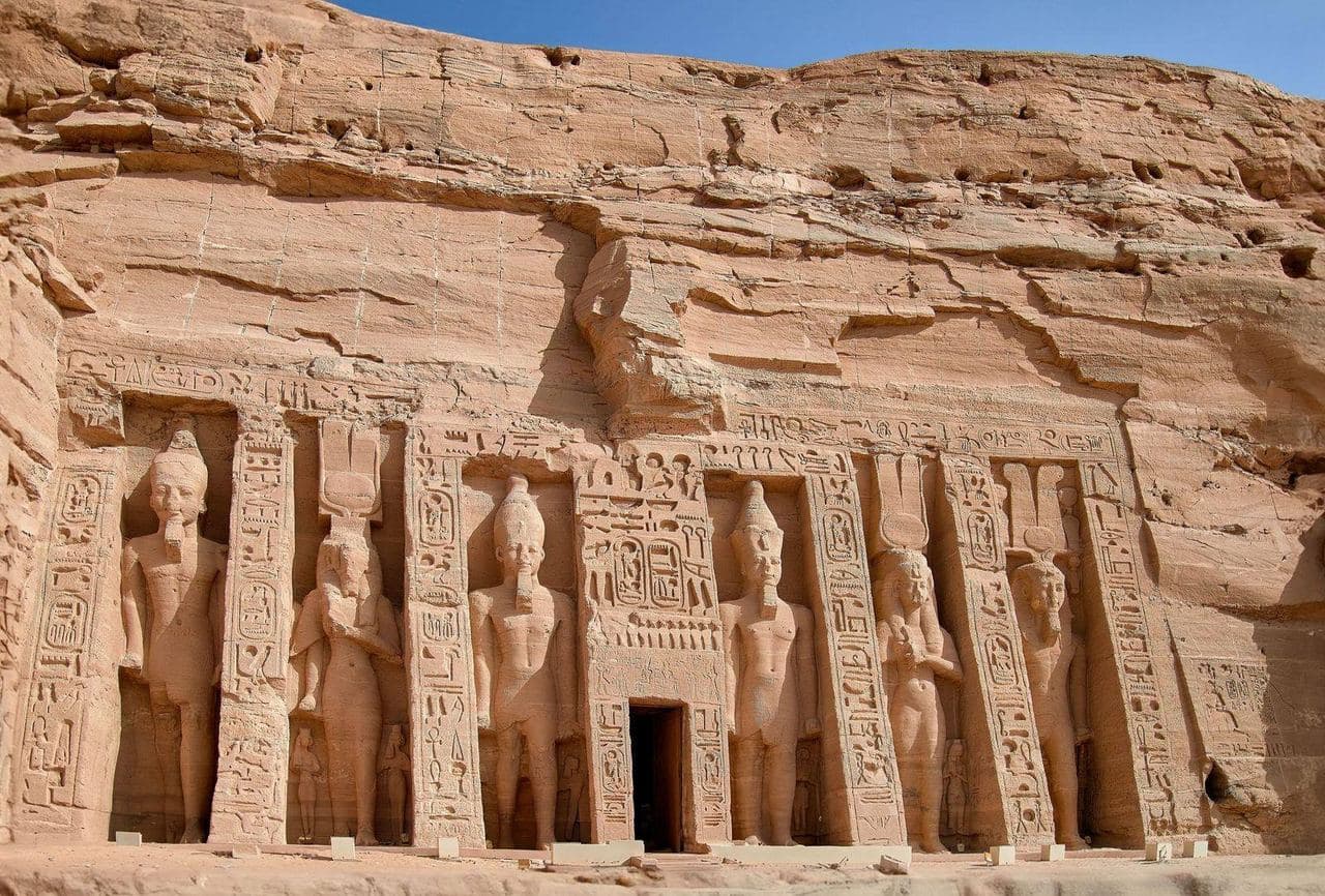 Abu-Simbel-Tempel mit kolossalen Ramses-II-Statuen in Nubien, Assuan – rettungslos ans UNESCO-Welterbe versetzt