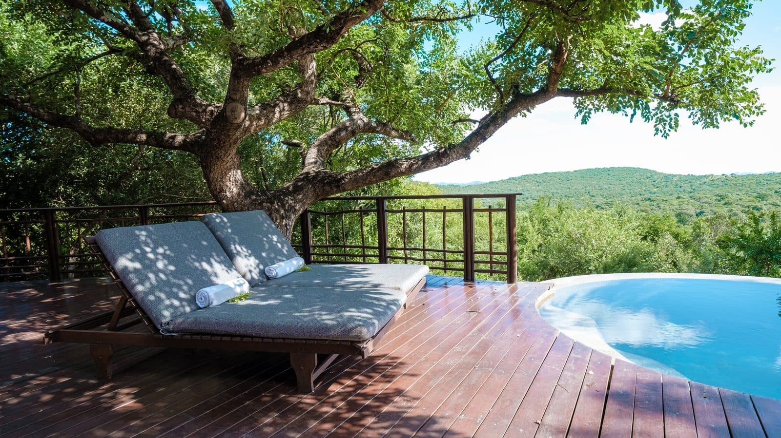 Infinity-Pool-Deck im Sabi Sand Private Game Reserve – Luxus-Safari-Lodge Südafrika