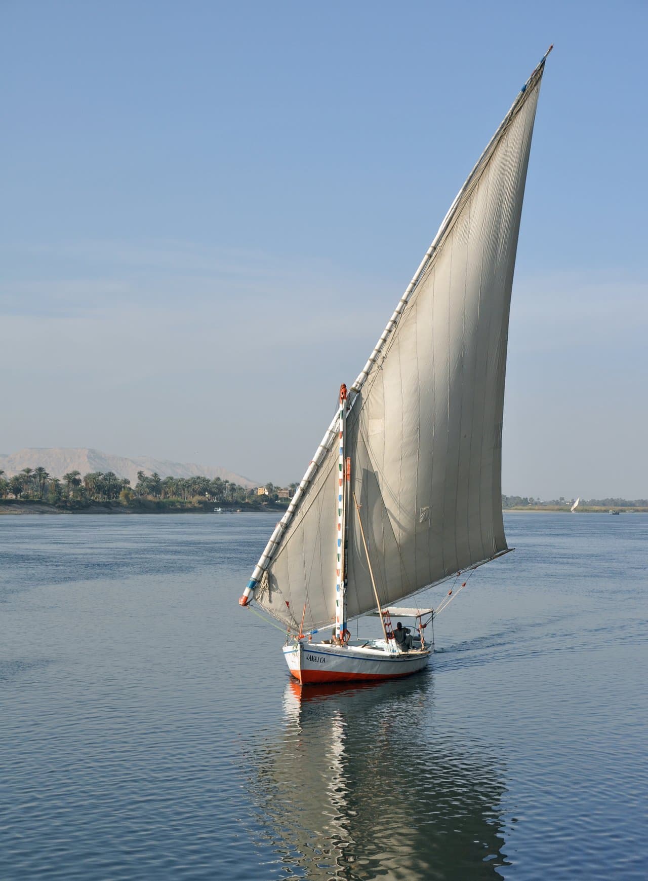 Felucca-Segelboot auf dem Nil bei Assuan – traditionelle Nilkreuzfahrt in Ägypten