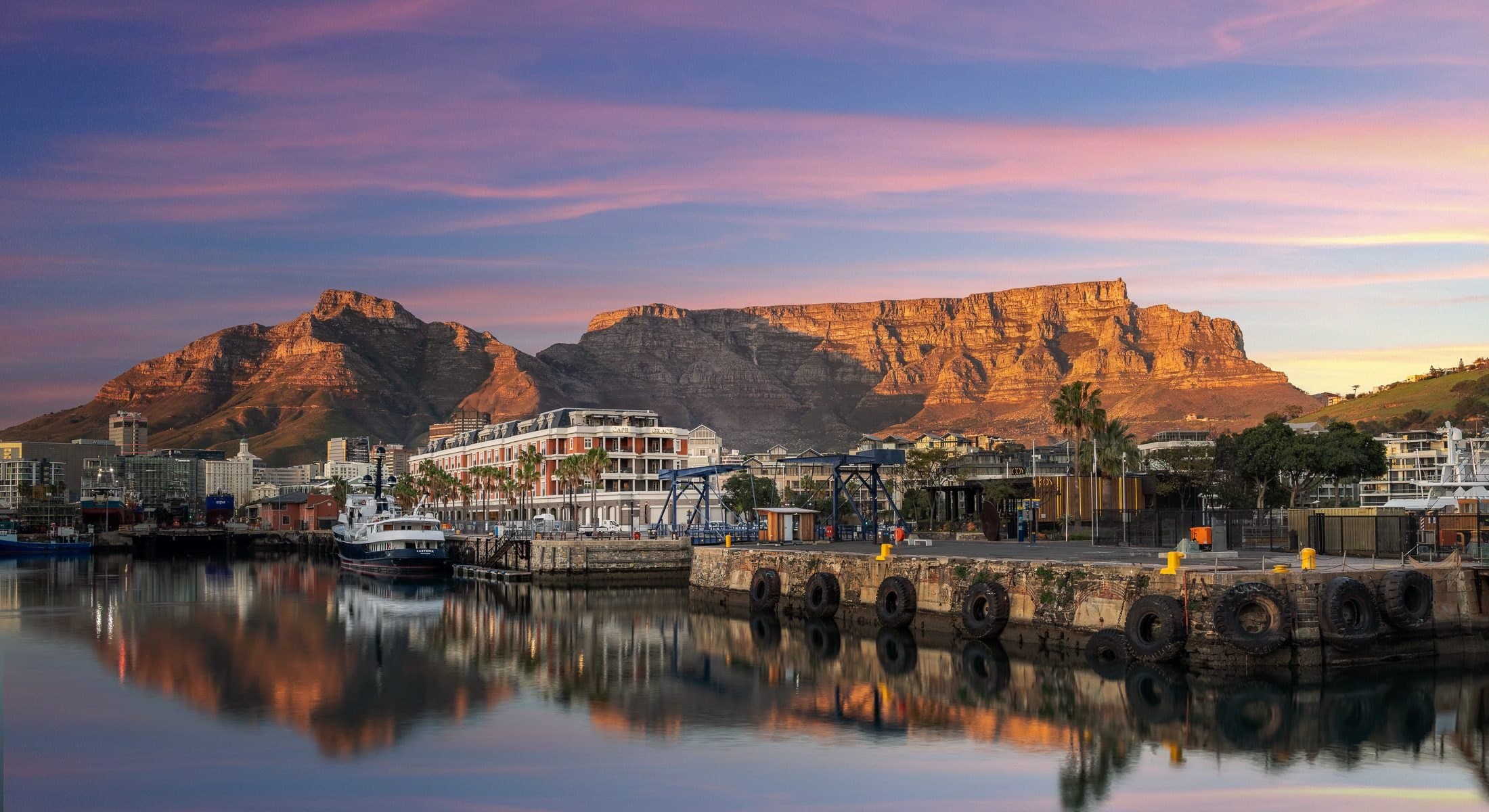 Kapstadt V&A Waterfront mit Tafelberg bei Sonnenuntergang – Südafrika Luxusreise