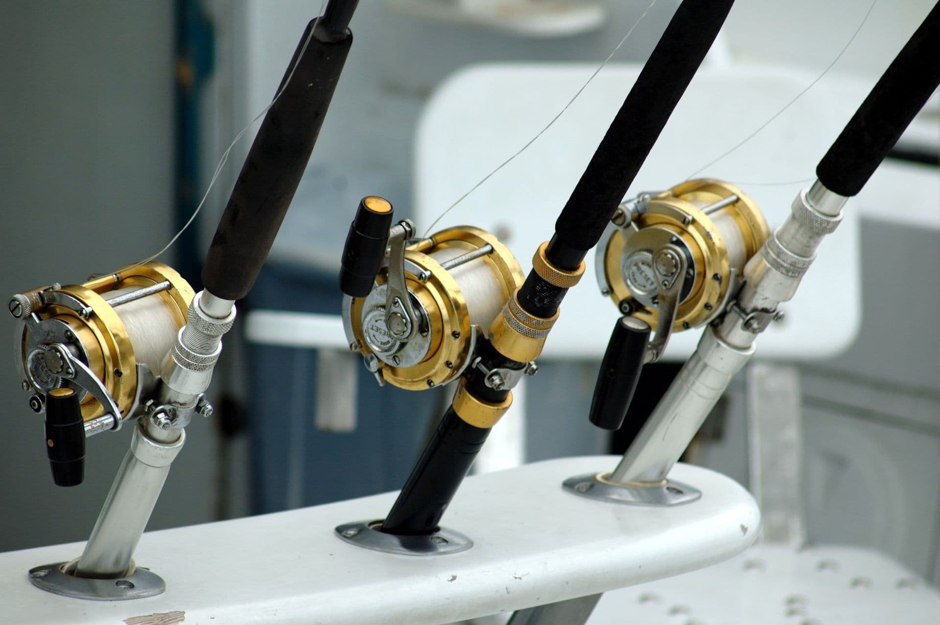 Hochsee-Angelruten mit Rollen an Bord eines Charterboots