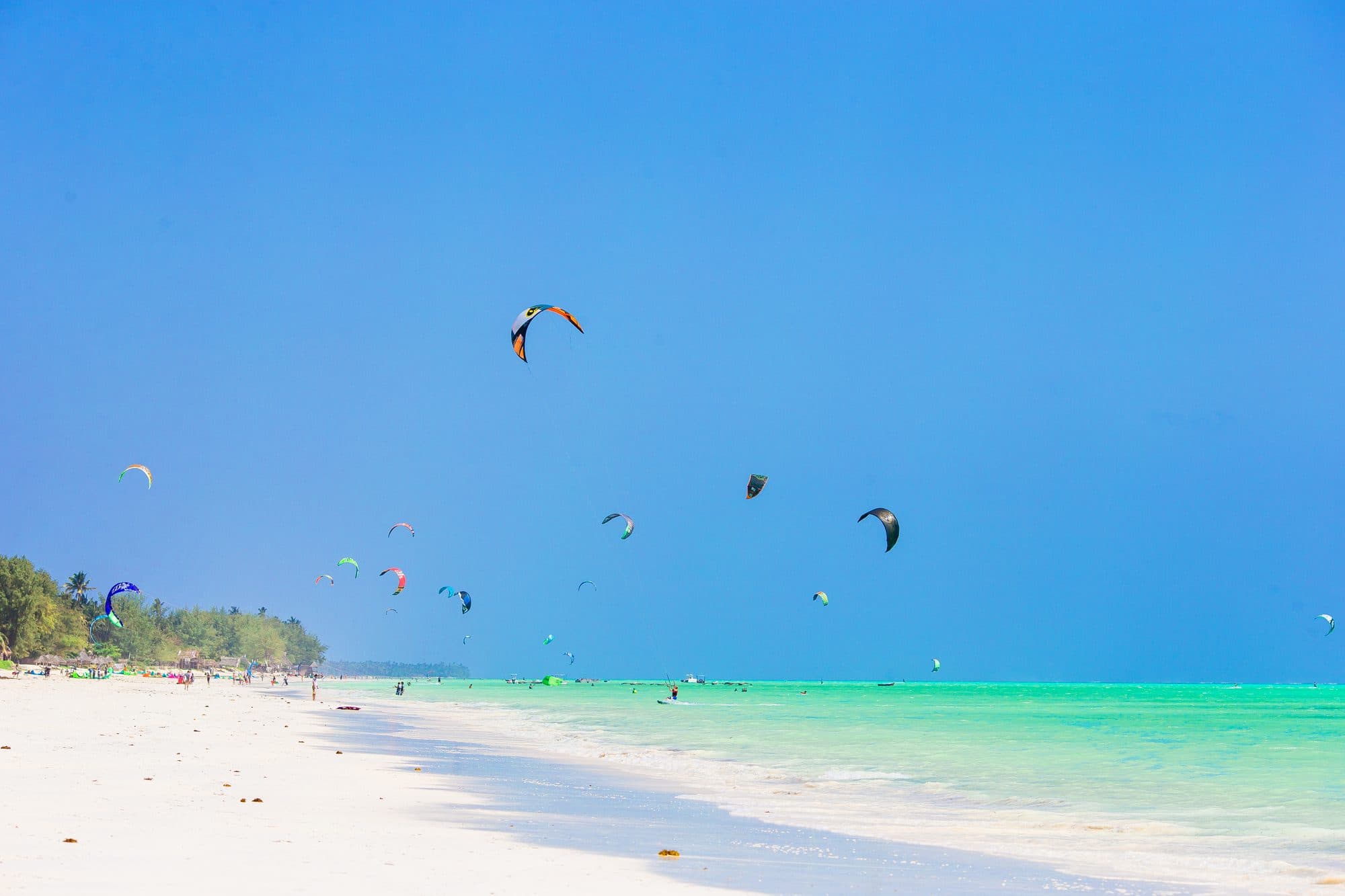 Palmen und weißer Sand am Diani Beach, Kenia