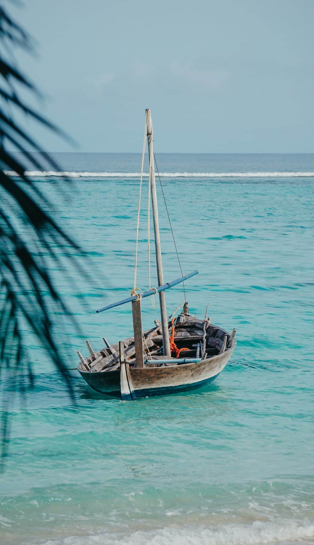 Traditionelles Dhow-Boot auf dem Indischen Ozean