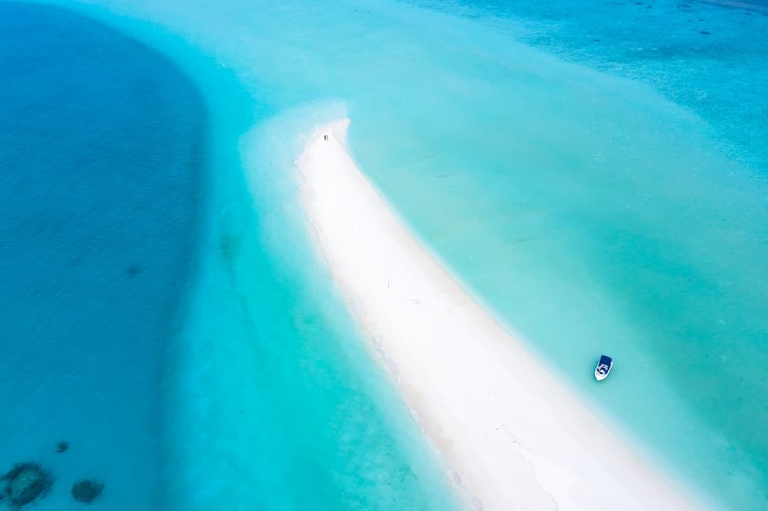Unberührte Sandbank inmitten türkisfarbener Gewässer