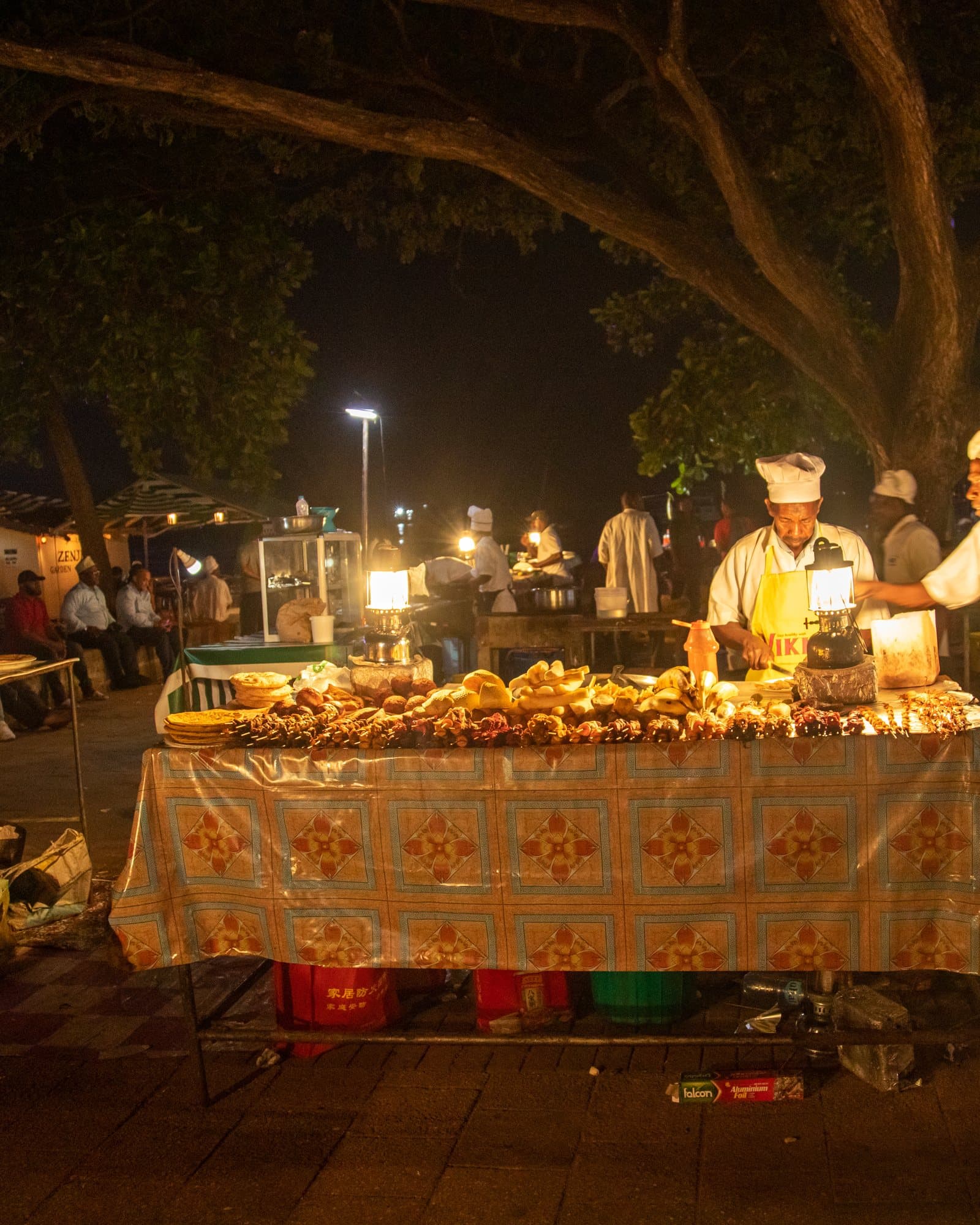 Garküche mit Grillspießen auf dem abendlichen Nachtmarkt in den Forodhani-Gärten in Stone Town