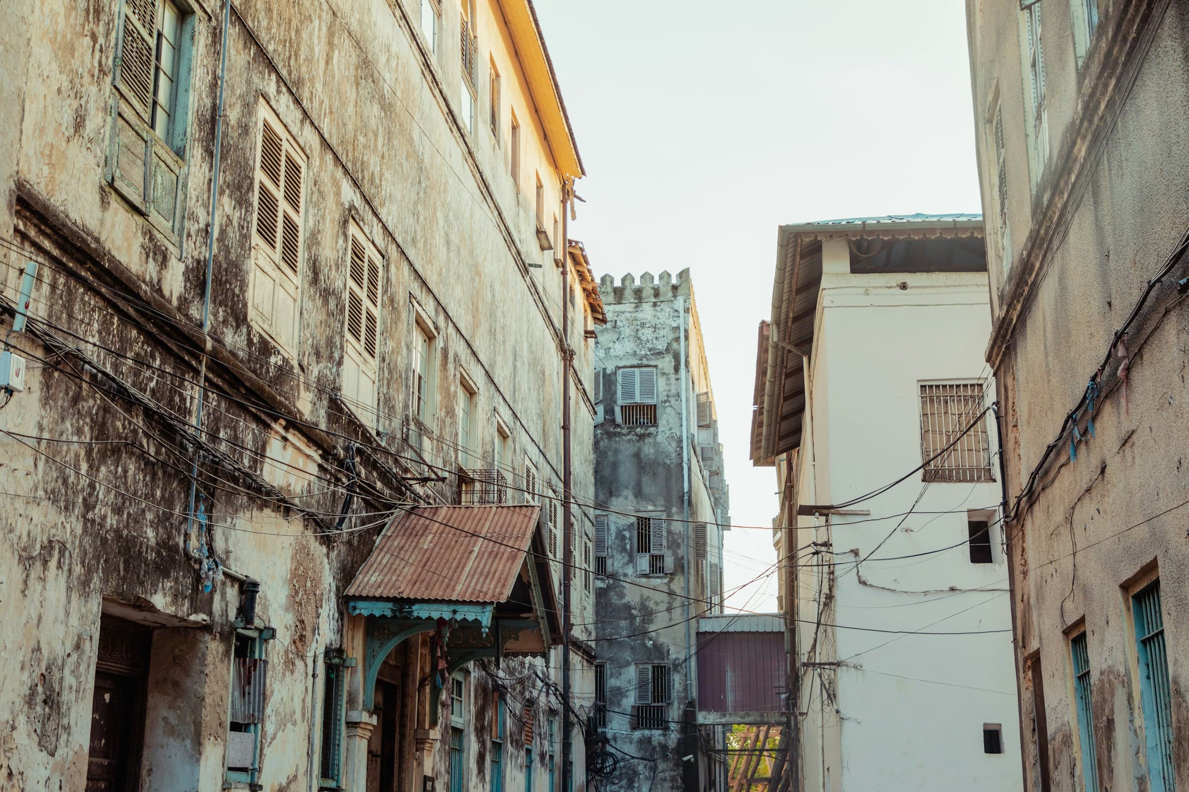 Historische Gasse in Stone Town auf Sansibar