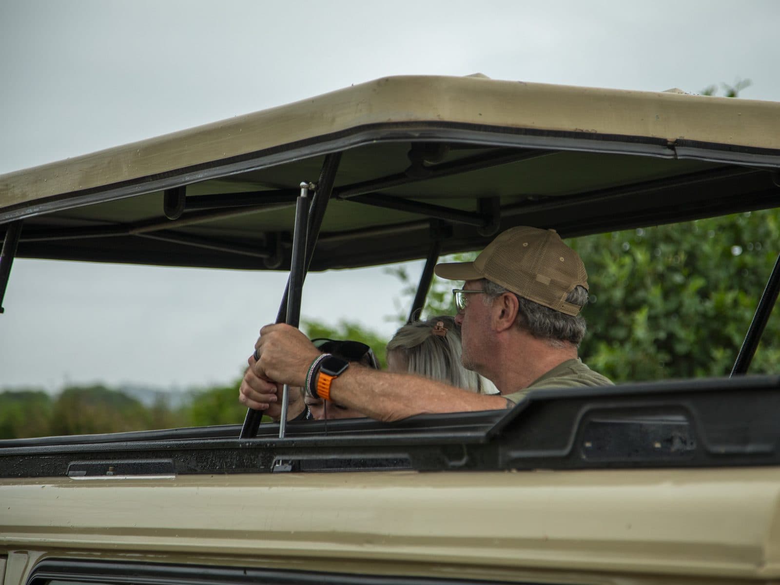Gäste unter dem aufgestellten Hubdach eines Safari-Fahrzeugs bei einer Pirschfahrt im Tarangire-Nationalpark
