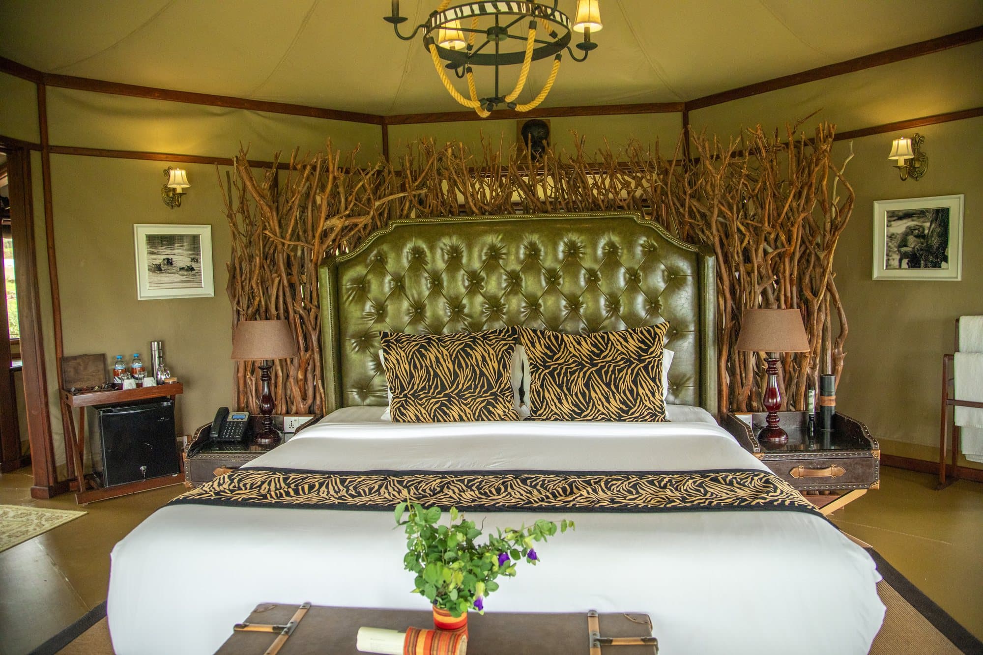 Doppelbett in einer Zeltsuite eines Safari-Camps in Tansania