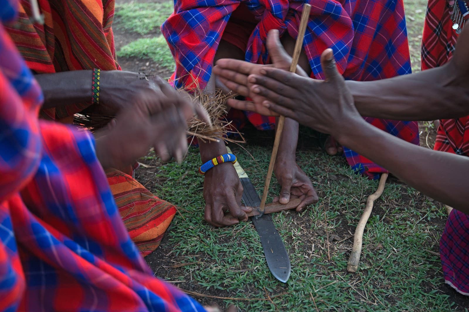 Massai bei einer traditionellen Zusammenkunft am Feuer