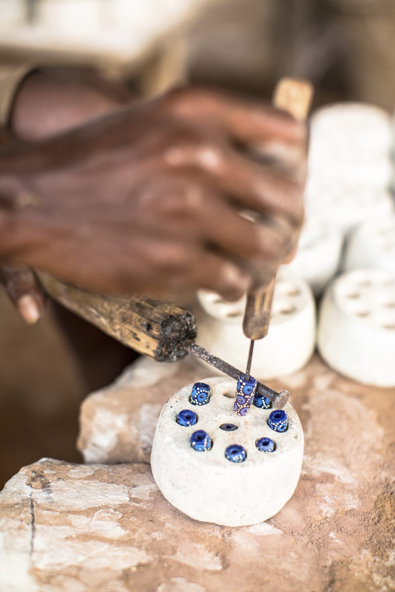 Ghanaische Handwerker und Kunsthandwerk auf dem Accra Arts Centre-Markt – kreative Stadtkultur in Ghanas Hauptstadt