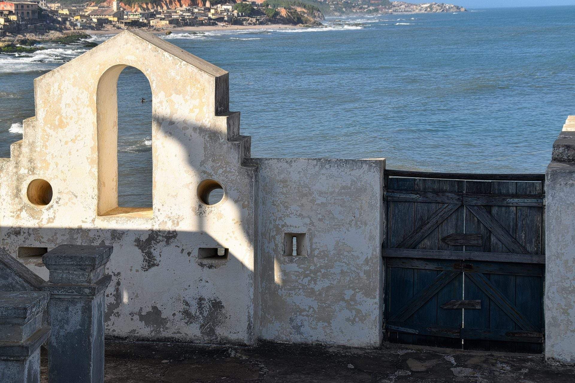 Das 'Tor der Rückkehr' (Door of No Return) in Cape Coast Castle, Ghana – UNESCO-Welterbe und bedeutsamste Gedenkstätte des Sklavenhandels in Westafrika