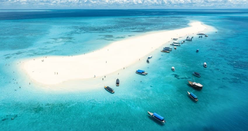 Schnorchelboote an einer Sandbank vor Sansibar