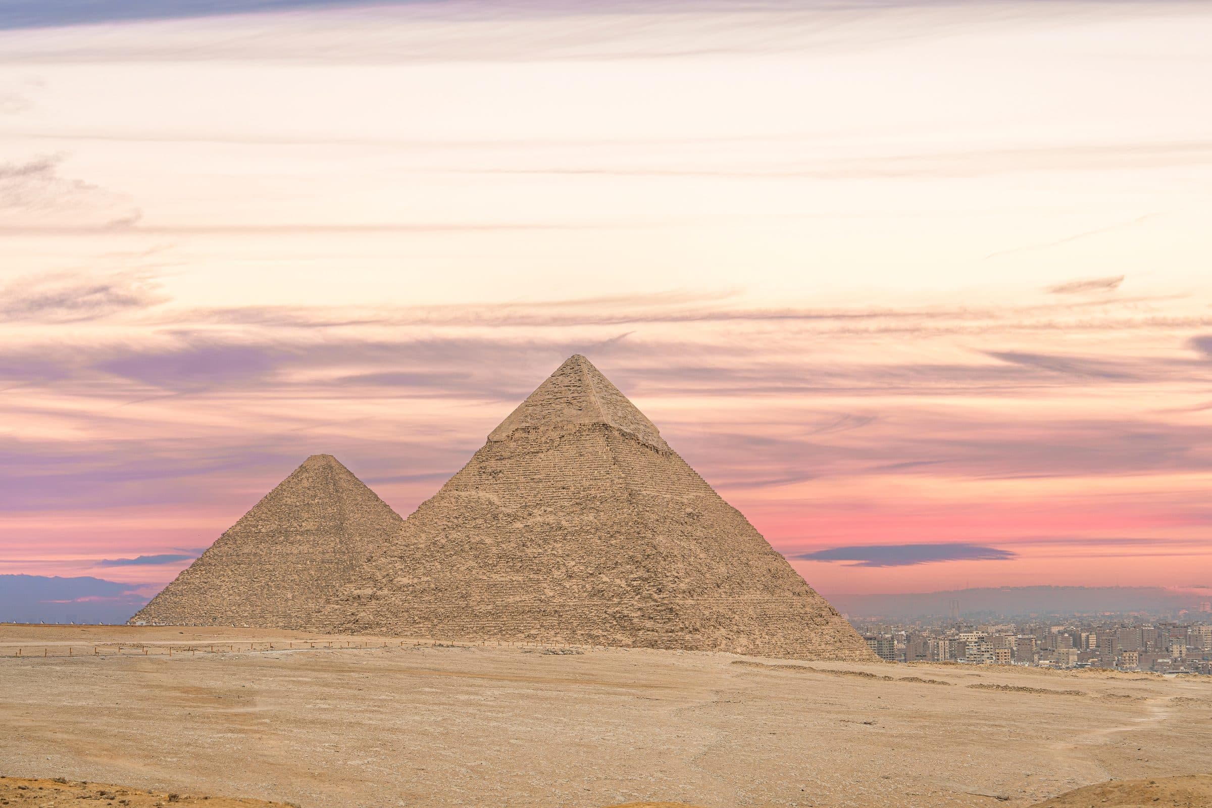 Große Pyramiden von Gizeh bei goldenem Sonnenuntergang, Kairo – eines der sieben Weltwunder der Antike
