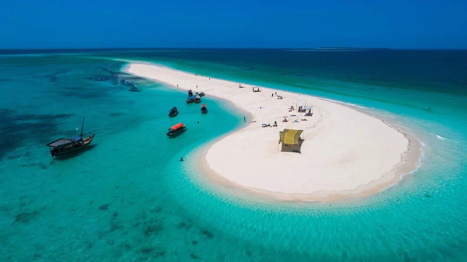 Weiße Sandbank und türkisblaues Meer während Safari Blue auf Sansibar