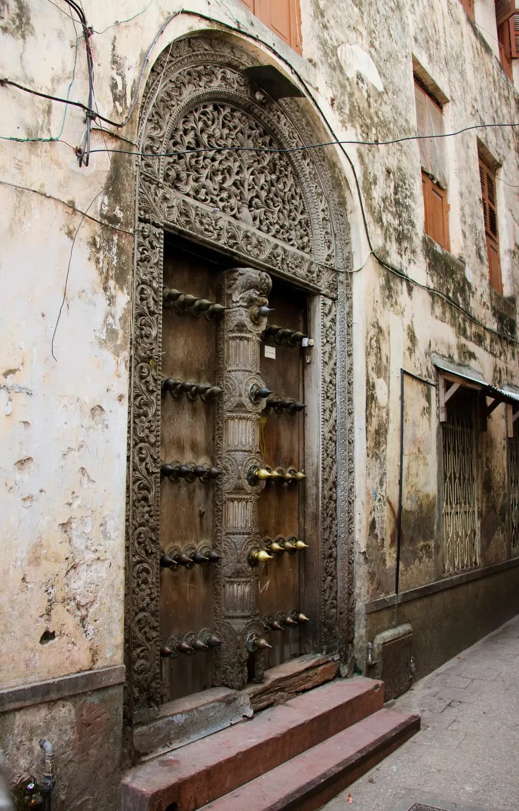 Historisch verzierte Holztür in Stone Town auf Sansibar