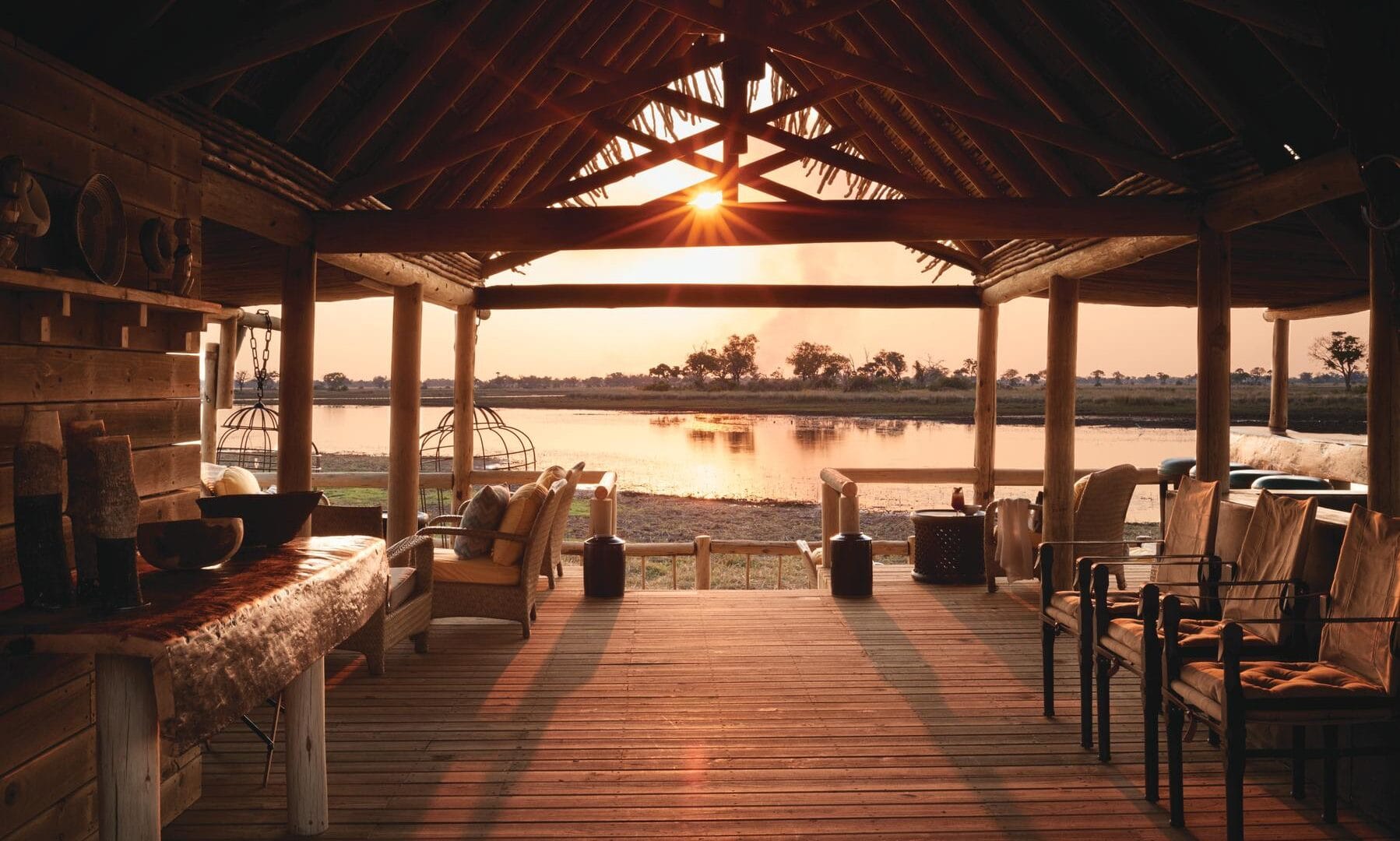 Goldener Sonnenuntergang über den Wasserflächen des Okavango Deltas – magisches Licht über Botswana