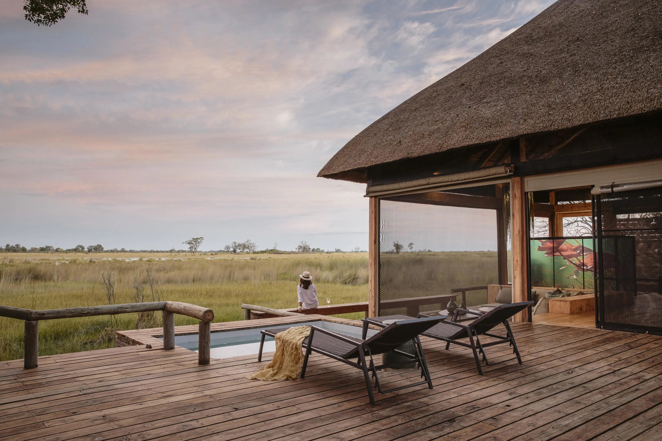 Vumbura Plains Lodge – Luxusdeck mit Blick auf die Kanäle des Okavango Deltas, Botswana