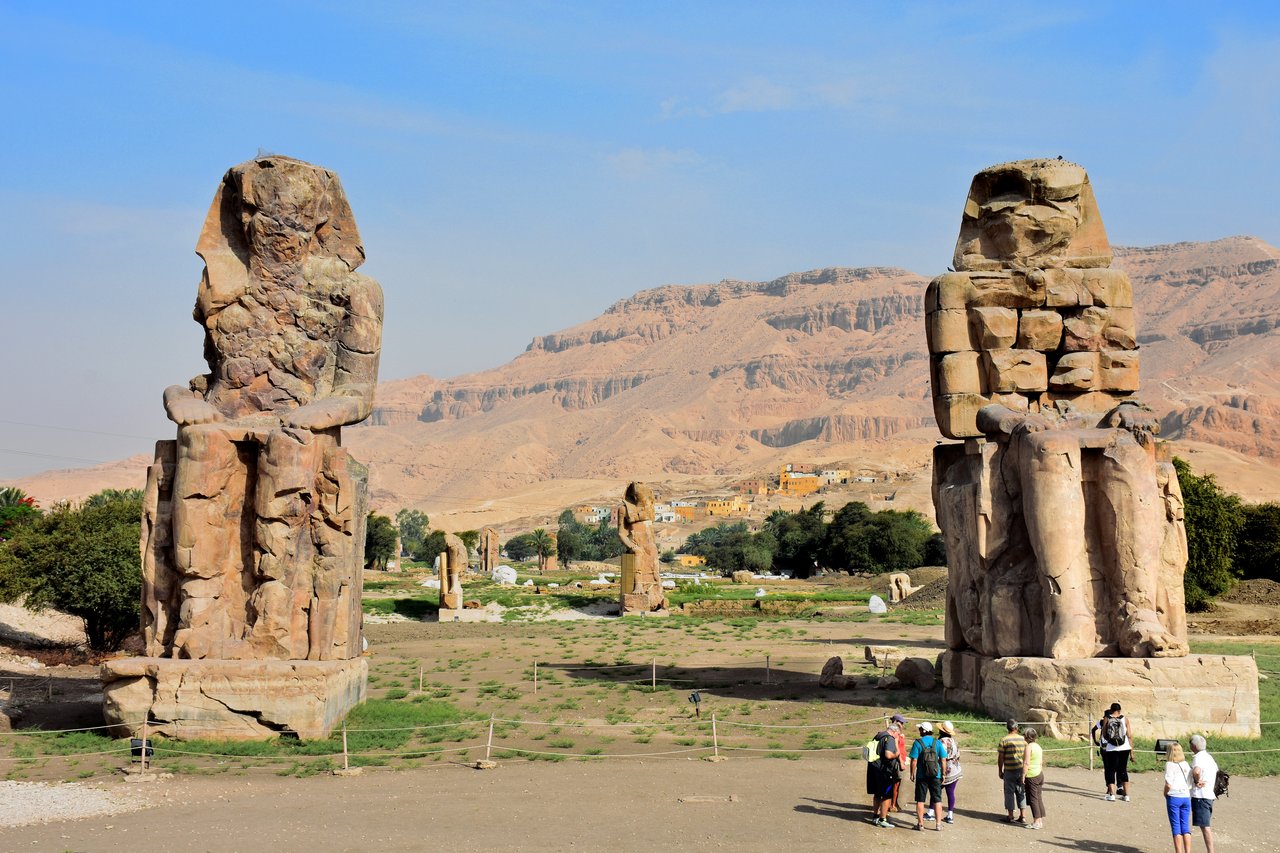 Memnon-Kolosse in Luxor – die riesigen Sitzstatuen Amenhotep III. am Westufer des Nils
