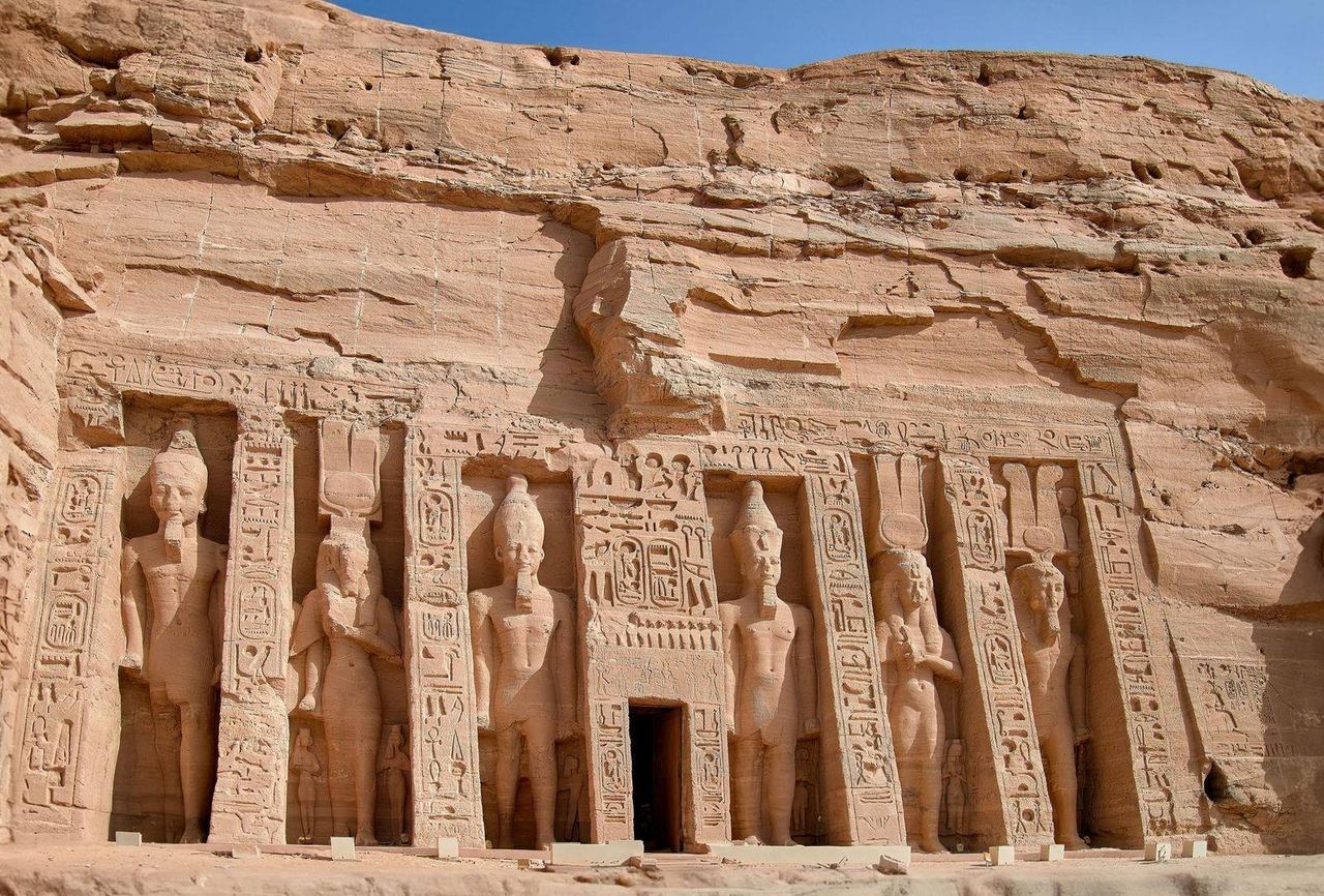 Abu Simbel – die Kolossalstatuen Ramses II. am Nassersee, Nubien