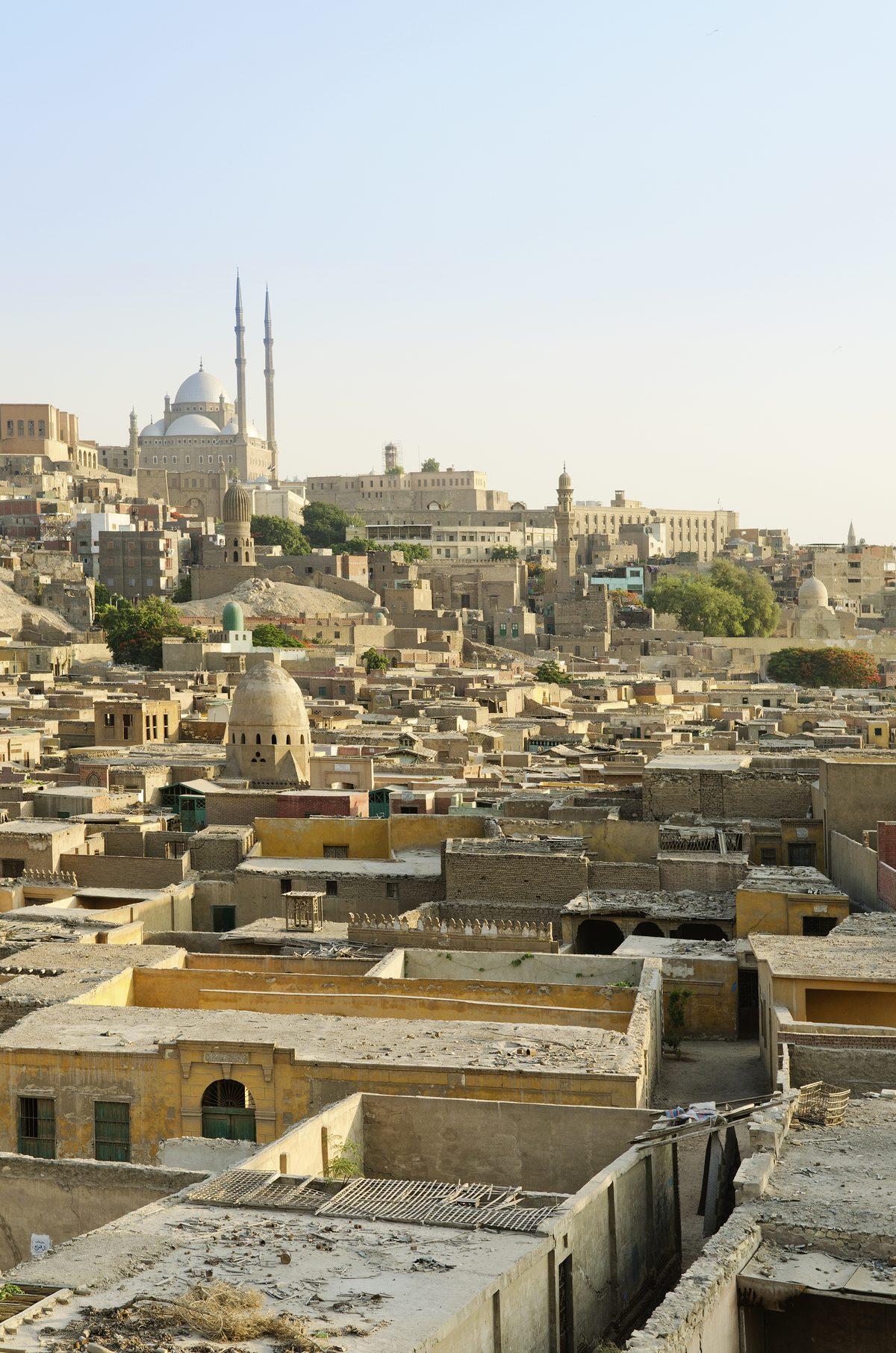 Islamisches Kairo – historische Altstadtgassen mit Minaretten und osmanischer Architektur
