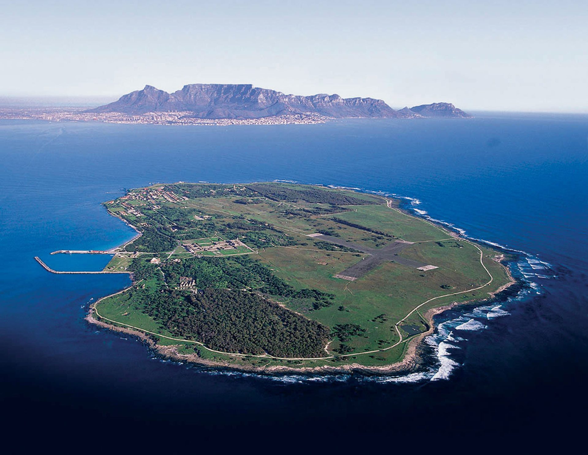 Robben Island Luftaufnahme – Kapstadt und Tafelberg im Hintergrund