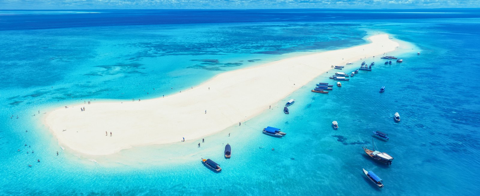 Sansibar Sandbank mit Booten im türkisfarbenen Indischen Ozean