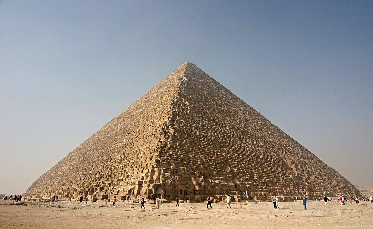 Pyramiden von Gizeh im goldenen Abendlicht – das einzige noch erhaltene Weltwunder der Antike