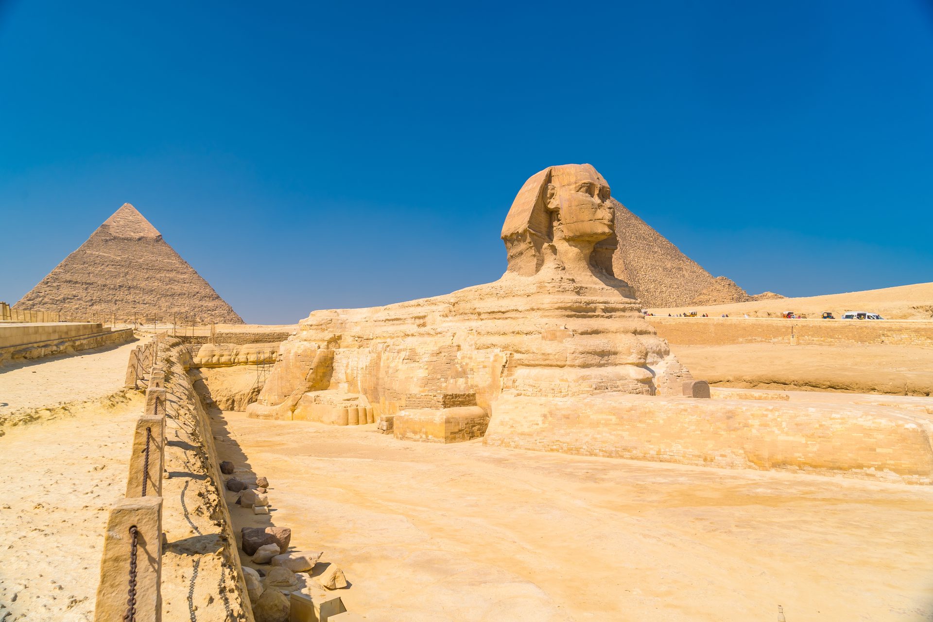 Großer Sphinx von Gizeh mit der Chefren-Pyramide im Hintergrund – Wächter des Giza-Plateaus